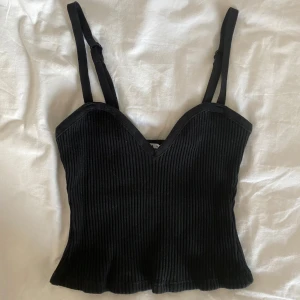 Svart ribbad topp från Zara - Snygg svart ribbad topp från Zara i storlek S men är mer som en XS. justerbara axelband, något urtvättad ! 🖤