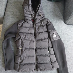 Moncler cardigan - Mycket bra skick! Strlk 1 vilket motsvarar XS/S.
