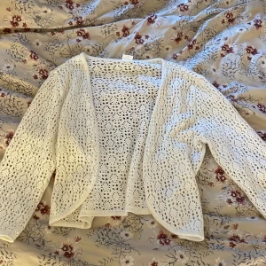 Vit kofta  - Fin vit kofta perfekt till sommaren eller våren. Passar med ett par byxor eller kjol/klänning🥰 osäker på storleken men jag har xs/s i storlek och på den sista bilden ser ni hur den ser ut på mig