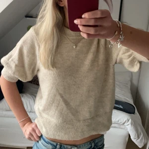 Stickad T-shirt  - Jättesöt stickad tröja med trekvarts ärmar ⭐️ Knappt använd och inga defekter!!  Storlek L men är liten i storleken och passar mig som vanligtvis har S 💕💕  Priset kan diskuteras vid snabbt köp!! (Nypris 399kr)