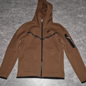 Brun nike tech fleece - Säljer en brun nike tech fleece som är knappt använt och är i bra skick, kan diskutera om pris. 