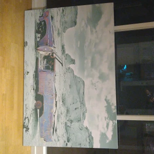 STOR TAVLA  - Detta är en tavla som är i nyskick, väldigt stor och passar perfekt till t.ex vardagsrummet. Den är 80 x 120 cm lång och har en fin lila färg på bilen. Den är köpt för 1350 SEK.
