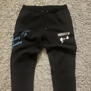 Hoodrich set - Skit fet set ifrån hoodrich, köpte för ca 1500 på jd sports. Både byxorna och tröjan är i storlek M. Säljer eftersom jag bytt stil, trycket på byxorna har försvunnit lite men är fof skit feta