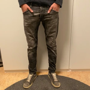 Gråa jack and jones jeans - J&J jeans modell slimfit glenn i storlek 30/34. Grå med en schysst tvätt. Modellen är 185cm. Hör av er vid frågor!