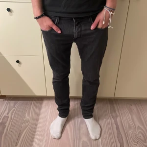 Svarta replay anbass jeans - Säljer mina gamla as feta jeans från replay. Dom har knappt används då dom är för små för mig, så skicket är 9/10! Modellen är 183cm och väger cirka 70kg. Kom dm för fler frågor!:)