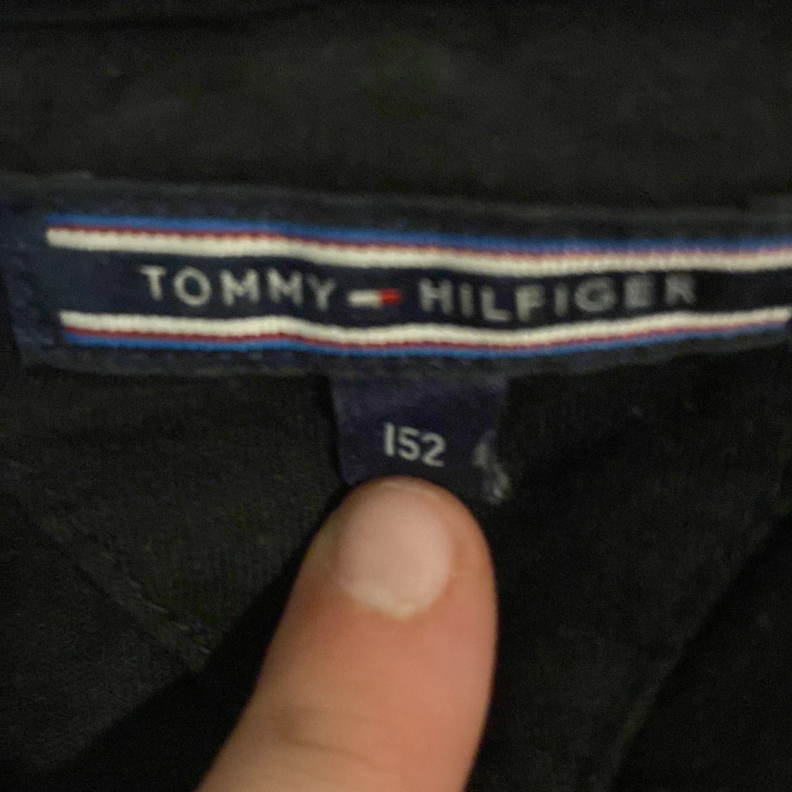 Svart t-shirt från Tommy Hilfiger - 90