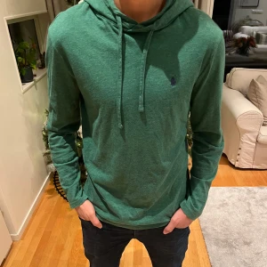 Fet Ralph Lauren Hoodie  - Säljer denna feta hoodien från Ralph Lauren i en skön grön och unik färg! Inga deffekter och är i nästan nytt skick!