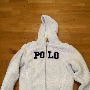 Teddy jacka Ralph lauren - Säljer min polo Teddy jacka som är köpt för 1500 för 400kr. Den är använd ett par gånger men annars är den i bra skick.Den är i barnstorlek XL vilket motsvarar XS-S. Skriv för flera bilder / info🤍