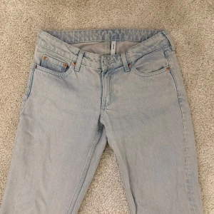 Arrow jeans - Lågmidjade jeans i modellen Arrow från Weekday i färgen arctic blå. Slutsåld på hemsidan. Nypris 590kr, sparsamt använda. Hojta till för mått eller fler bilder :-)