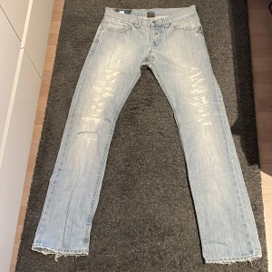 Dondup jeans  - Säljer ett par sjukt feta dondup jeans i storleken W31, den enda defekten är en slitning i grenen men det går enkelt att laga. Nypris på dessa ligger på runt 3000, mitt pris 599. Vid intresse eller frågor är det bara att skriva!