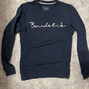 Mörkblå tröja från Bondelid - Säljer denna super fina tröja. Bara att hör av dig vid intresse.