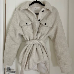 Teddy jacka - Vit / cremefärgad teddy jacka, strl 34, från nelly. Väl använd