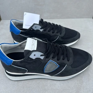 philippe model trainer ( HELT NYA ) - ett par riktigt snygga & eftertraktade trainers || perfekta nu till vintern || är strlk 43 || skicket är 10/10 ( HELT NYA ), vid köp medföljer box, dustbag, tag || hör gärna av er vid intresse!