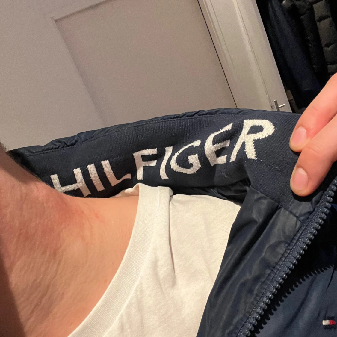 Mörkblå pufferjacka från Tommy Hilfiger - 92