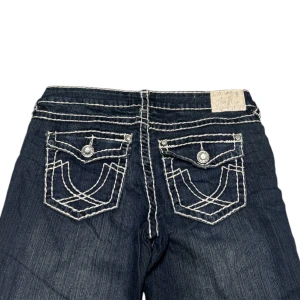 Jeans - Midjemått rakt över: 40cm. Innerbenet: 83,5cm. Ytterbenet: 105,5cm. Kontakta vid intresse och vid frågor!