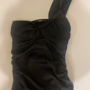 Festtopp - Så najs festtopp från BikBok!! Så fin passform och är en oneshoulder modell🤍Aldrig använd, endast testad! Storlek xs men passar xs/s