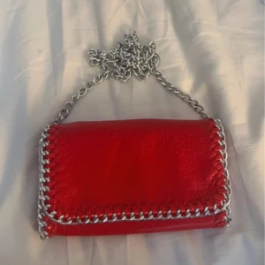 Röd axelväska med kedjedetaljer - Super fin tiamo väska som är köpt för 450 men jag säljer för 80 kronor❤️❤️