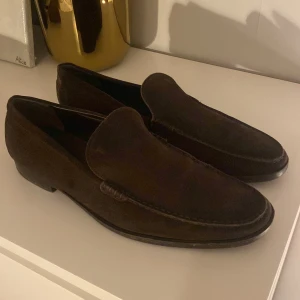 TOD’S Lofers  - Säljer dessa extremt snygga logerna från TOD’S som har ett nypris runt 9000 mitt pris 899!!. Hör gärna av er med frågor!