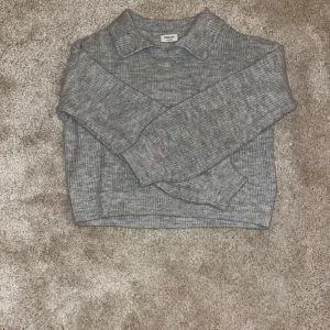 Stickad tröja  - En grå stickad tröja. Bra skick kommer från Kappahl i storlek 146/ 152 säljer för att jag inte använder och den har blivit lite för liten🫶🏻