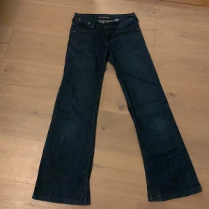 Blå Low Waist Y2K Jeans  - Snygga blå jeans som är från Miss Season. De är mer 2000s still och är jätte Low Waist. Passar upp till dom som är 175cm. Midjan=82cm Innerbenslängden=83cm Längd= 106cm 