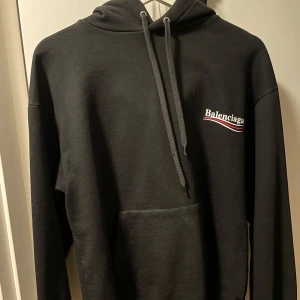 Svart hoodie från Balenciaga - Säljer en stilren svart hoodie från Balenciaga med logotyp på bröstet. Size S tts. 8/10. Priset är diskuterbart. 