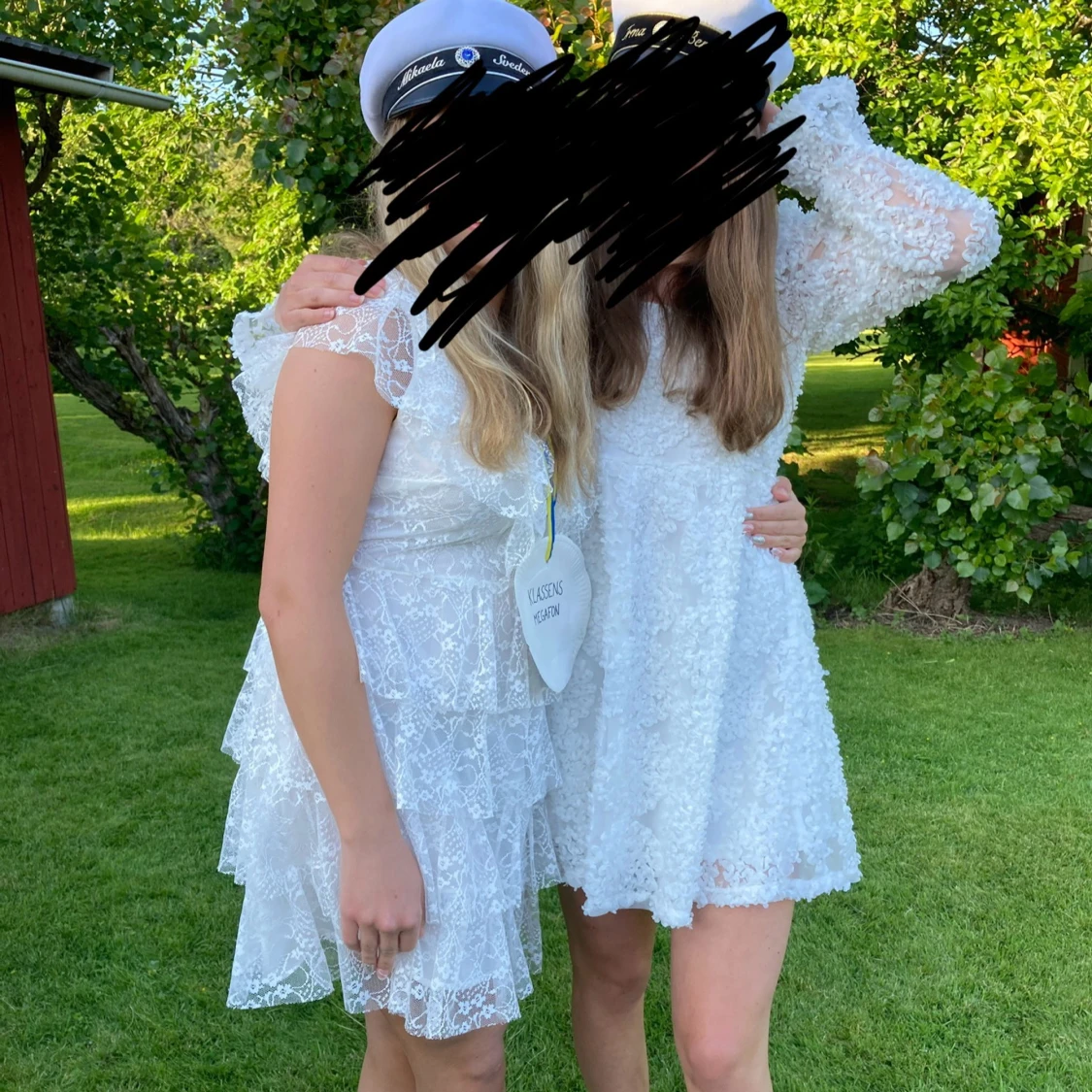 Vit blommig klänning