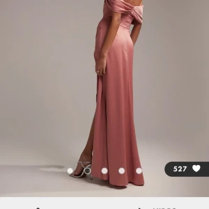 Gammelrosa balklänning - Snygg klänning perfekt för balen! Den är aldrig använd, men jag beställde en ny klänning, därför säljer jag den vidare