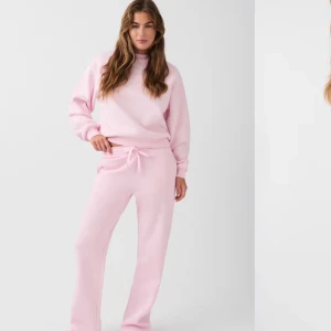 Sett - Rosa hoddie och mjukis från Gina tricot i storlek xxs men passar även xs och s beroende på hur man vill att det ska sitta 🩷(det är hoddie inte sweatshirt) det finns en liten defekt vid fickan på hoddien men inget som syns vid användning enligt mig