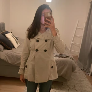 Beige kappa från Zara - Säljer min fina kappa från Zara då den inte kommer till användning, storlek M men passar mig som vanligtvis har XS. 