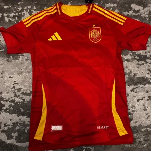 Spanien 2024 EM tröja - Hej! Jag säljer en Spanien tröja från 2024/2025. Helt ny med tag. Säljer för 410. Skriv om frågor. Pris kan diskuteras vid snabb affär! Fans version. Storlek M