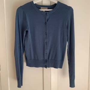 Finstickad kofta - Oanvänd kofta från H&M i mycket fint skick! 