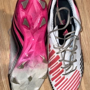 Adidas Predator LZ fotbollsskor - Säljer ett par limited Adidas fotbollsskor. De säljs online runt 2000-3000kr. Skorna är rätt så oanvända, har bara använt de i ca en månad. Det är inga skador eller något liknande, utan bara lite smuts. INGÅR OCKSÅ EN LÅDA SOM ÄR LITE SÖNDER,PRIS KAN DISKUTERAS VID SNABBA SVAR! 