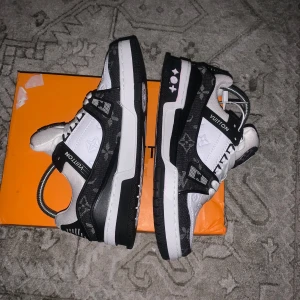 Lv skor Nya - Helt nya LV skor som inte används top skick, skriv gärna om ni har frågor 