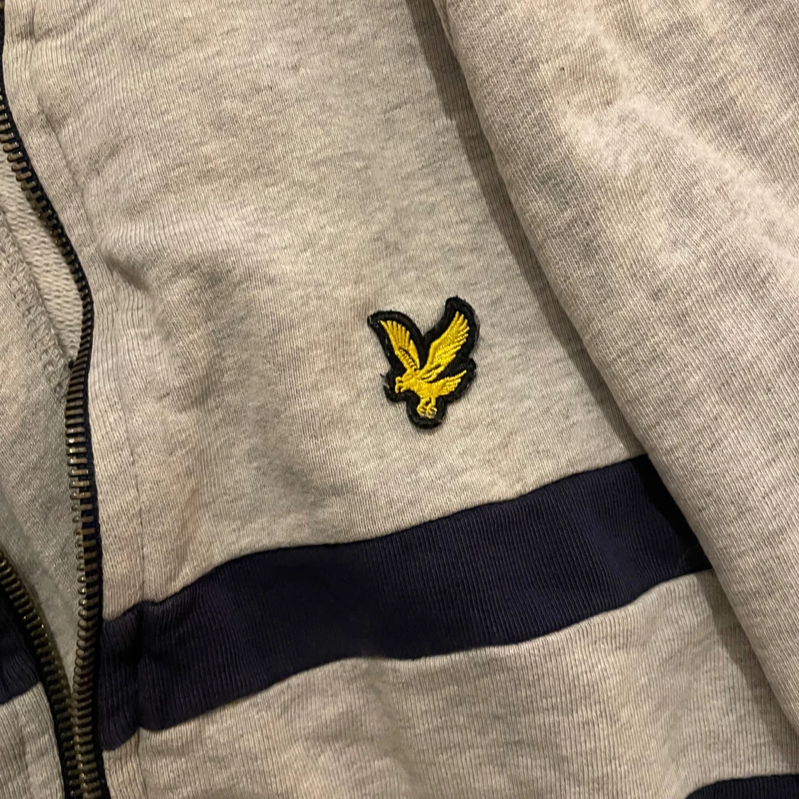 Grå och marinblå tröja från Lyle & Scott - 90