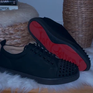 Svarta sneakers med nitar KOM MED PRIS FÖRSLAG - Christian Louboutin i storlek 44, har tecken på användning men har varit väl omhändertagen.