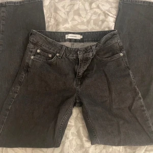 Svarta jeans från Junkyard - Snygga raka svarta jeans från Junkyard i storlek S, nyskick. 