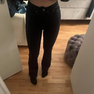 Svarta jeansbyxor - Svarta bootcut jeans