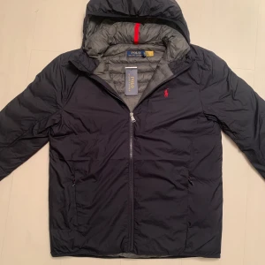 Ralph lauren jacka ( helt ny )  - Tja, säljer nu den a snygga blå Ralph Lauren jackan som är helt ny. Den är perfekt nu för hösten och fungerar till vintern om du har en tjocktröja under.  Priset är inte hugget i sten och om man har några frågor är det bara att höra av sig. 