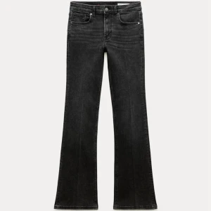Bootcut jeans - Säljer fina bootcut jeans från Zara. Skulle säga att de är midwaist men sitter mer low waist. ❤️‍🔥 Strlk 36 men passar 36-38! Tryck gärna på köp nu<3 