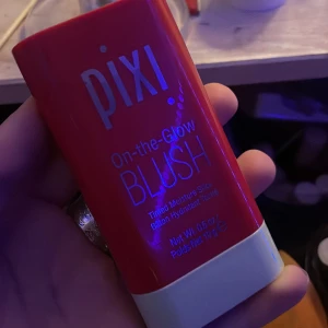 Pixi On-the-Glow Blush - Priset går att diskutera. Pixi On-the-Glow Blush i nyansen Ruby. Har inte använt så mkt och köpte för 279kr.