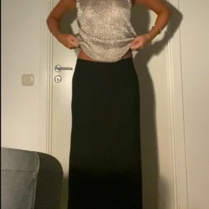 Lång kjol  - Lång svart kjol med glitter randig detalj! Aldrig använd✨En lite roligare svart kjol helt enkelt!⭐️