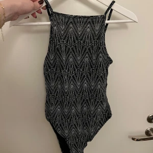 Svart mönstrad body  - Svart glittrig body