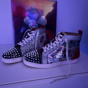 Louboutins - Hel brutala loubs 1.cuz, extremt sällsynta sett typ 1 person med likadana nånsin. Aldrig fått så mycket blickar som när jag haft på mig dem här, Väldigt bekväma 🤙storlek 42 men sitter som 43 har du sett jlc senaste video kanske du känner igen dem 😉