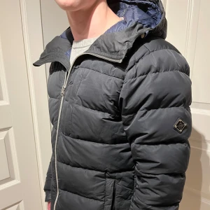 J.Lindeberg Dunjacka - Trendig J.Lindeberg jacka! | Fint skick men har använts något så förekommer nått tecken på användning men inga hål, t.ex är det en väldigt liten vit prick men inte så märkbart och går säkert att få bort på nått sätt! | Storlek L men passa lite mindre så M. | Ställ gärna frågor innan du köper!