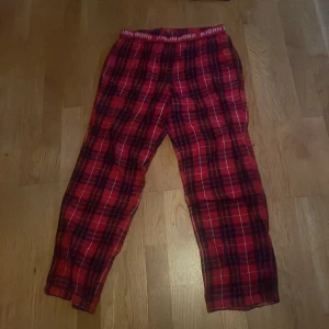 Röda rutiga byxor från Björn Borg - Säljer ett par bekväma röda rutiga byxor från Björn Borg. Byxorna har en elastisk midja med Björn Borg-logga och är perfekta för en avslappnad stil. De är tillverkade i ett mjukt material som känns skönt mot huden.