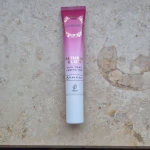 Natural Glow Skin Tone Perfector - Lumene Natural Glow Skin Tone Perfector i nyansen Plum Blush. Denna veganska produkt ger en naturlig lyster och jämnar ut hudtonen. Perfekt för en fräsch och strålande look. Den är aldrig använd, jag fick den i min julkalender men använder inte så mycket smink.