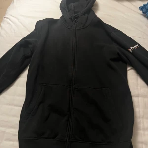 Svart hoodie med tryck från Grace Mate Poppy - Säljer en svart hoodie med dragkedja och tryck från Grace Mate Poppy. 