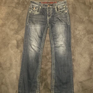 Olimp Bootcut - Säljer mina favobyxor… med riktigt feta detaljer samt kors på bakfickorna. Bootcut med storlek 32x32. Riktigt fina byxor. Tjockt denim så du blir inte kall under vintern! Heeldrag men de läggs bara karaktär, men den har inga defekter förutom heeldragen. riktig bra julklapp också!