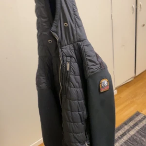Svart quiltad jacka med huva - Parajumper jacka skick 8/10. Köpt för 4500kr 2 år sedan Storlek S