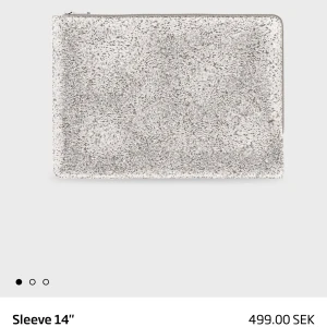 Silverfärgad glittrig datorfodral  - Snygg och glittrig silverfärgad datorfodral från Holdit, perfekt för en 14-tums laptop. Helt oanvänd. Köpt för 499